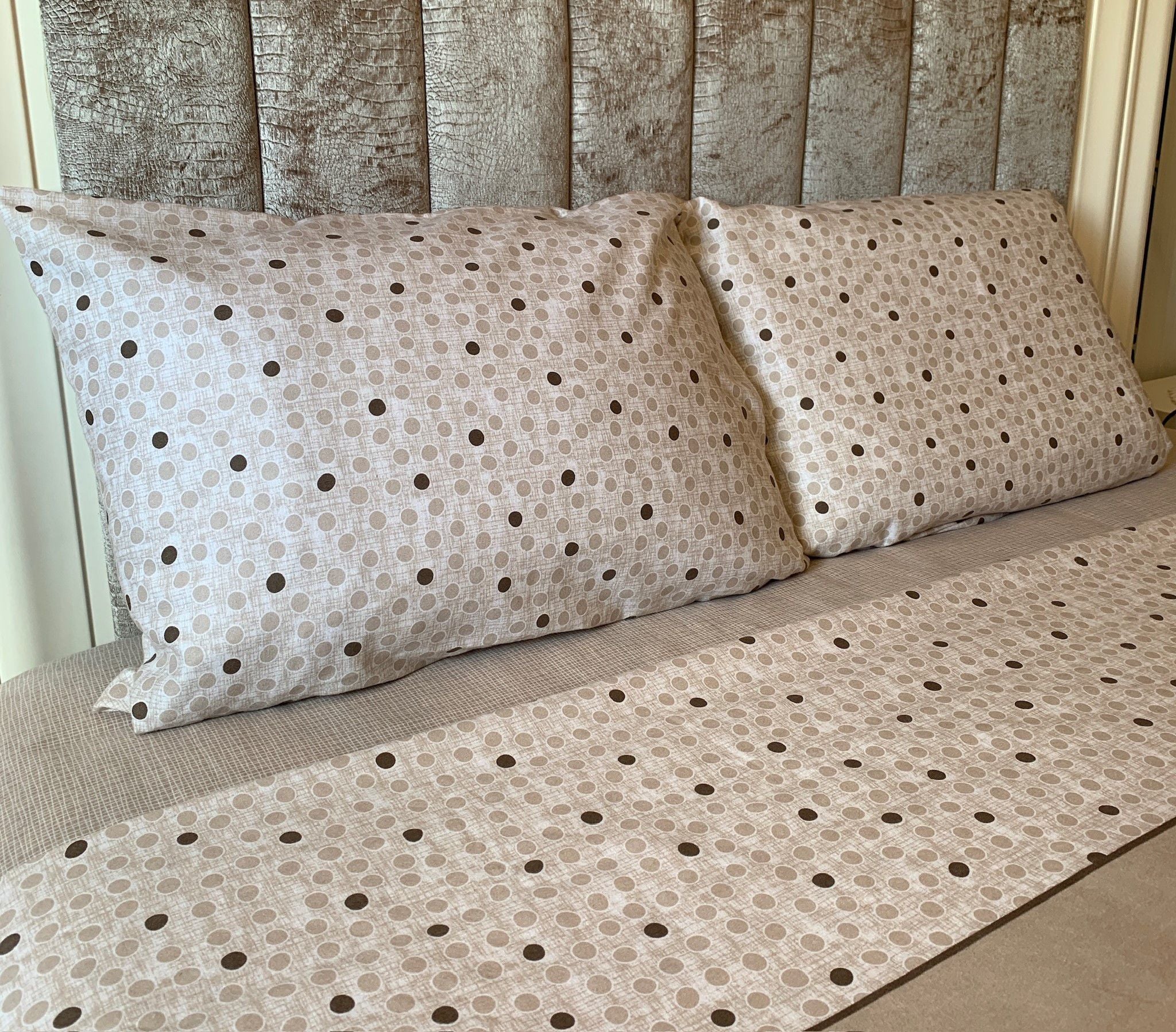 Lençóis de Cama de Flanela Aurora: Conjunto de lençóis de alta qualidade, fabricados em Portugal, disponíveis em várias medidas e designs. Feitos de algodão macio, proporcionam noites de sono luxuosas e confortáveis. Inclui opção para solteiro e personalização das fronhas. Excelente para quem procura conforto e estilo