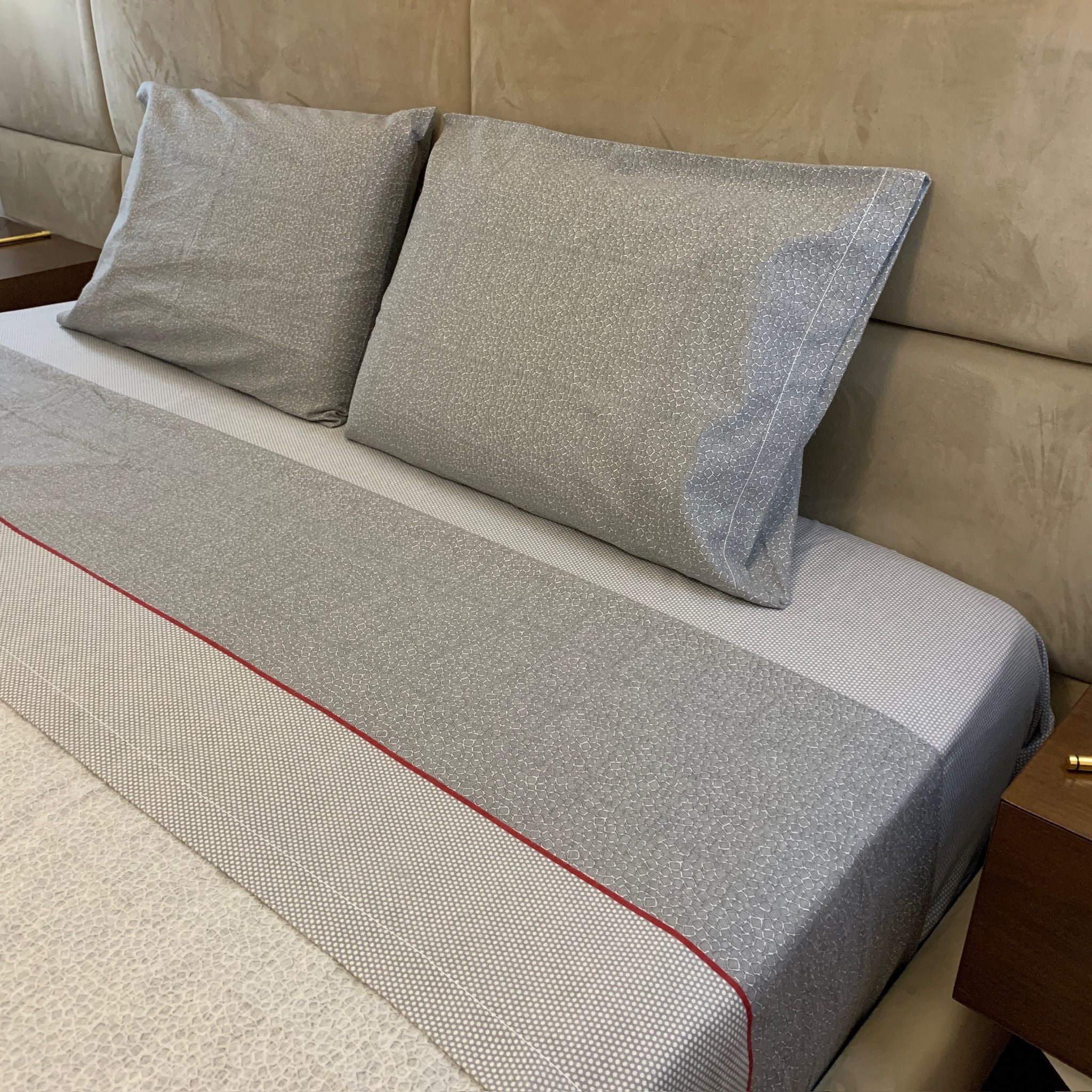 Os lençóis possuem um padrão de mosaicos e uma faixa de bolinhas, oferecendo uma estética elegante e um toque suave devido à flanela de algodão premium. Eles prometem sono de qualidade, durabilidade e um estilo sofisticado, ideal para quem valoriza excepcionalidade em roupa de cama.