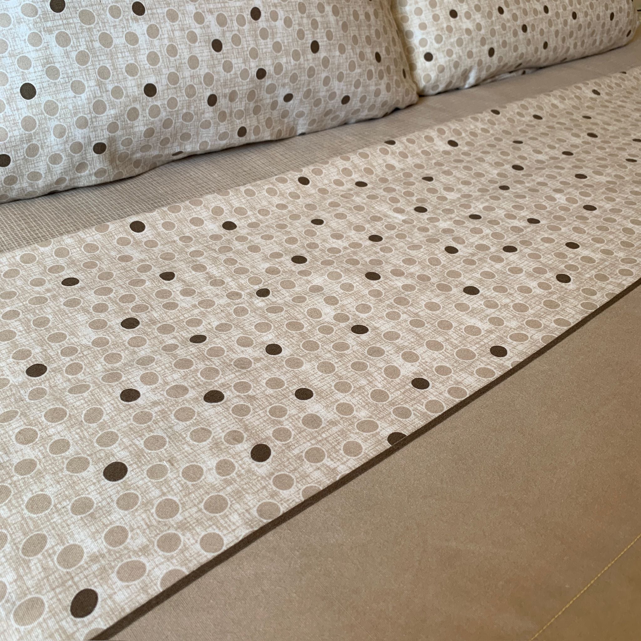 Lençóis de Cama de Flanela Aurora: Conjunto de lençóis de alta qualidade, fabricados em Portugal, disponíveis em várias medidas e designs. Feitos de algodão macio, proporcionam noites de sono luxuosas e confortáveis. Inclui opção para solteiro e personalização das fronhas. Excelente para quem procura conforto e estilo