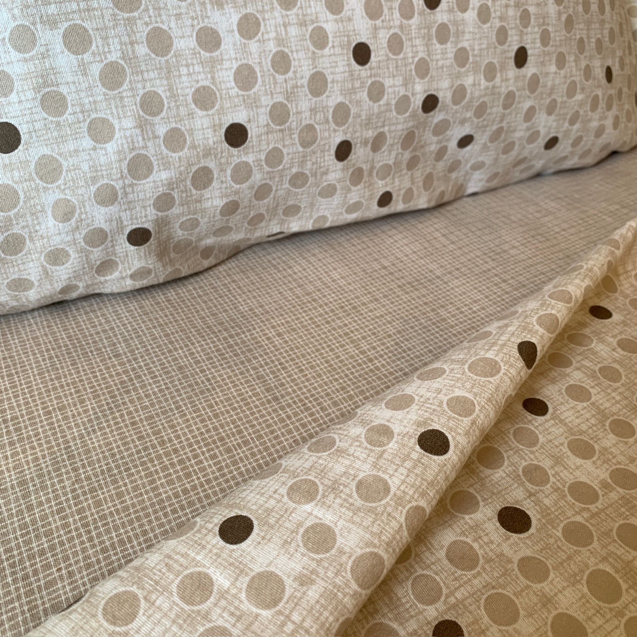 Lençóis de Cama de Flanela Aurora: Conjunto de lençóis de alta qualidade, fabricados em Portugal, disponíveis em várias medidas e designs. Feitos de algodão macio, proporcionam noites de sono luxuosas e confortáveis. Inclui opção para solteiro e personalização das fronhas. Excelente para quem procura conforto e estilo