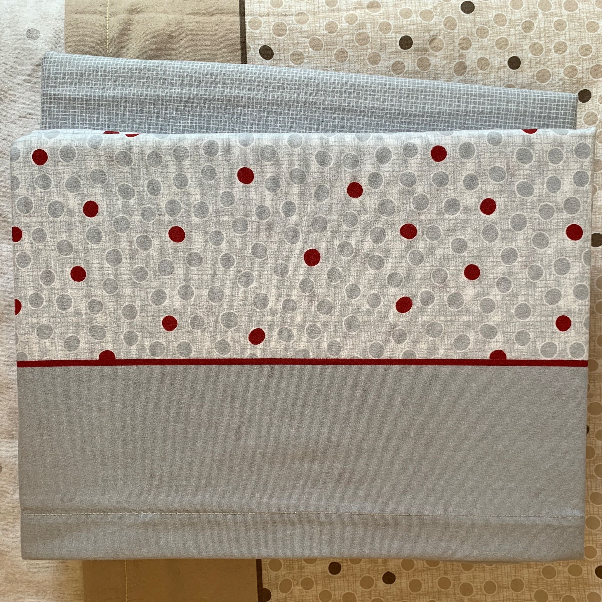Lençóis de Cama de Flanela Aurora: Conjunto de lençóis de alta qualidade, fabricados em Portugal, disponíveis em várias medidas e designs. Feitos de algodão macio, proporcionam noites de sono luxuosas e confortáveis. Inclui opção para solteiro e personalização das fronhas. Excelente para quem procura conforto e estilo