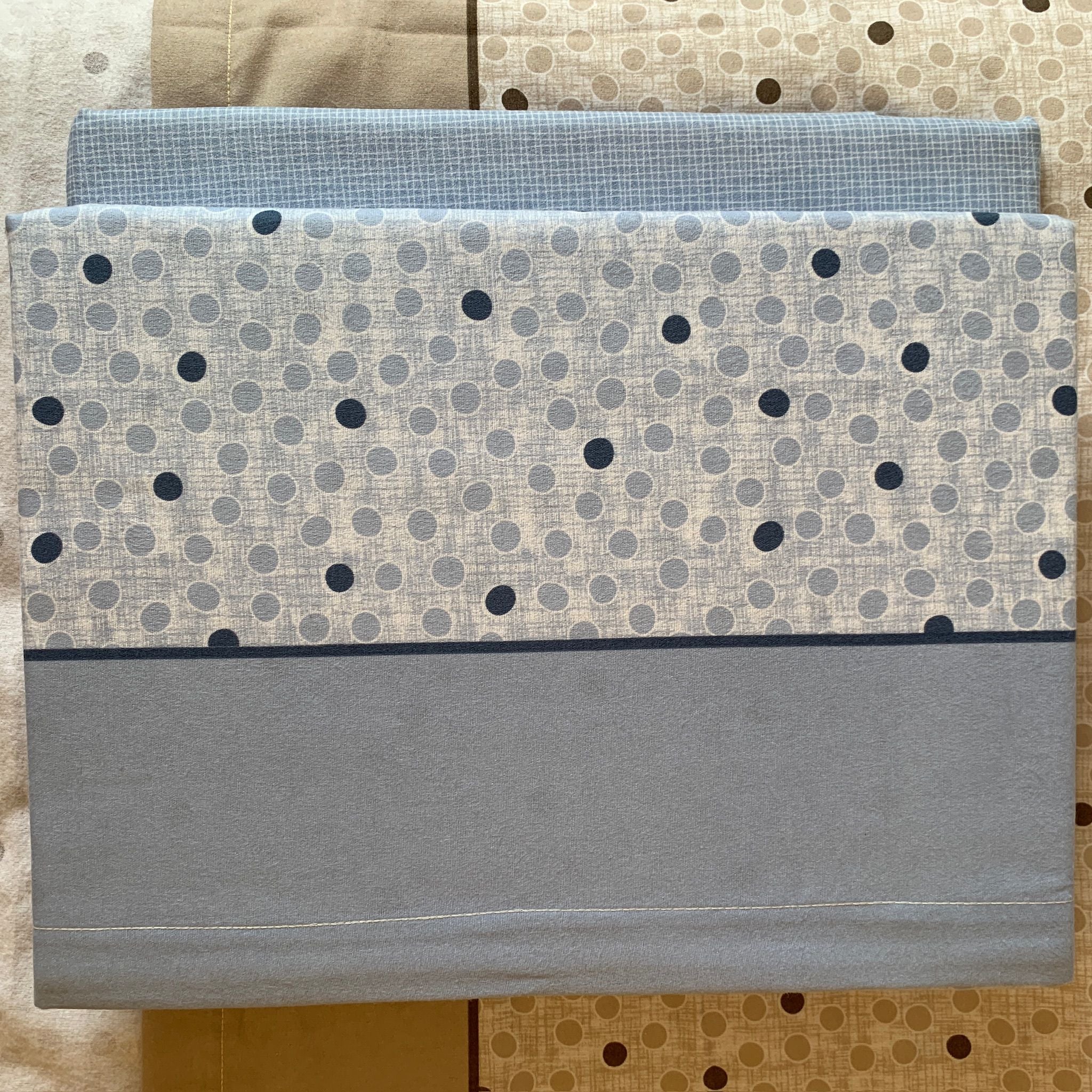 Lençóis de Cama de Flanela Aurora: Conjunto de lençóis de alta qualidade, fabricados em Portugal, disponíveis em várias medidas e designs. Feitos de algodão macio, proporcionam noites de sono luxuosas e confortáveis. Inclui opção para solteiro e personalização das fronhas. Excelente para quem procura conforto e estilo