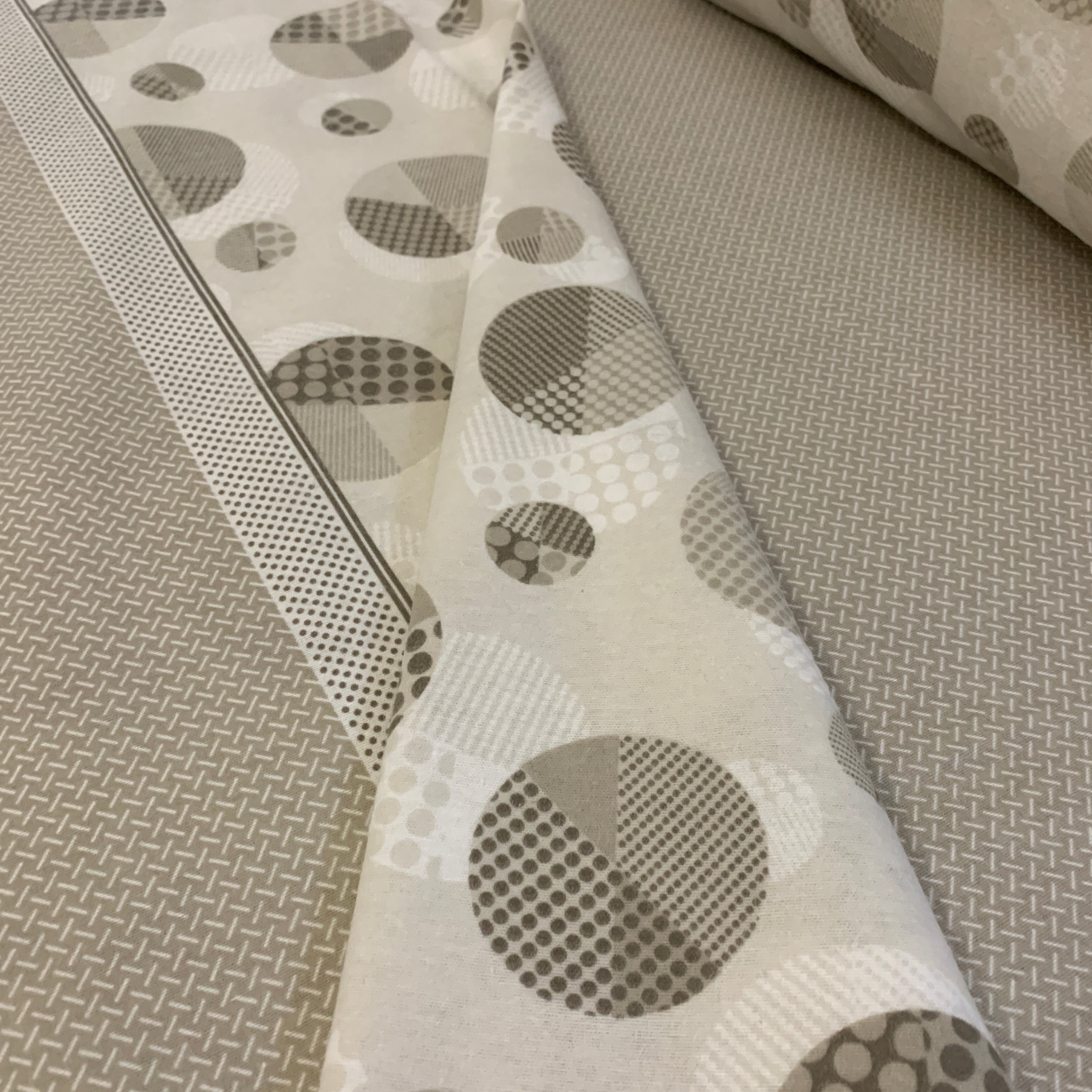 Este texto descreve os Lençóis de Flanela Lua, feitos em Portugal, enfatizando sua suavidade e qualidade superior. Detalha padrões distintos nos lençóis e fronhas personalizáveis, ressaltando o conforto luxuoso e o design exclusivo. Indica ser uma escolha premium em roupa de cama devido à sua fabricação e material de alta qualidade.