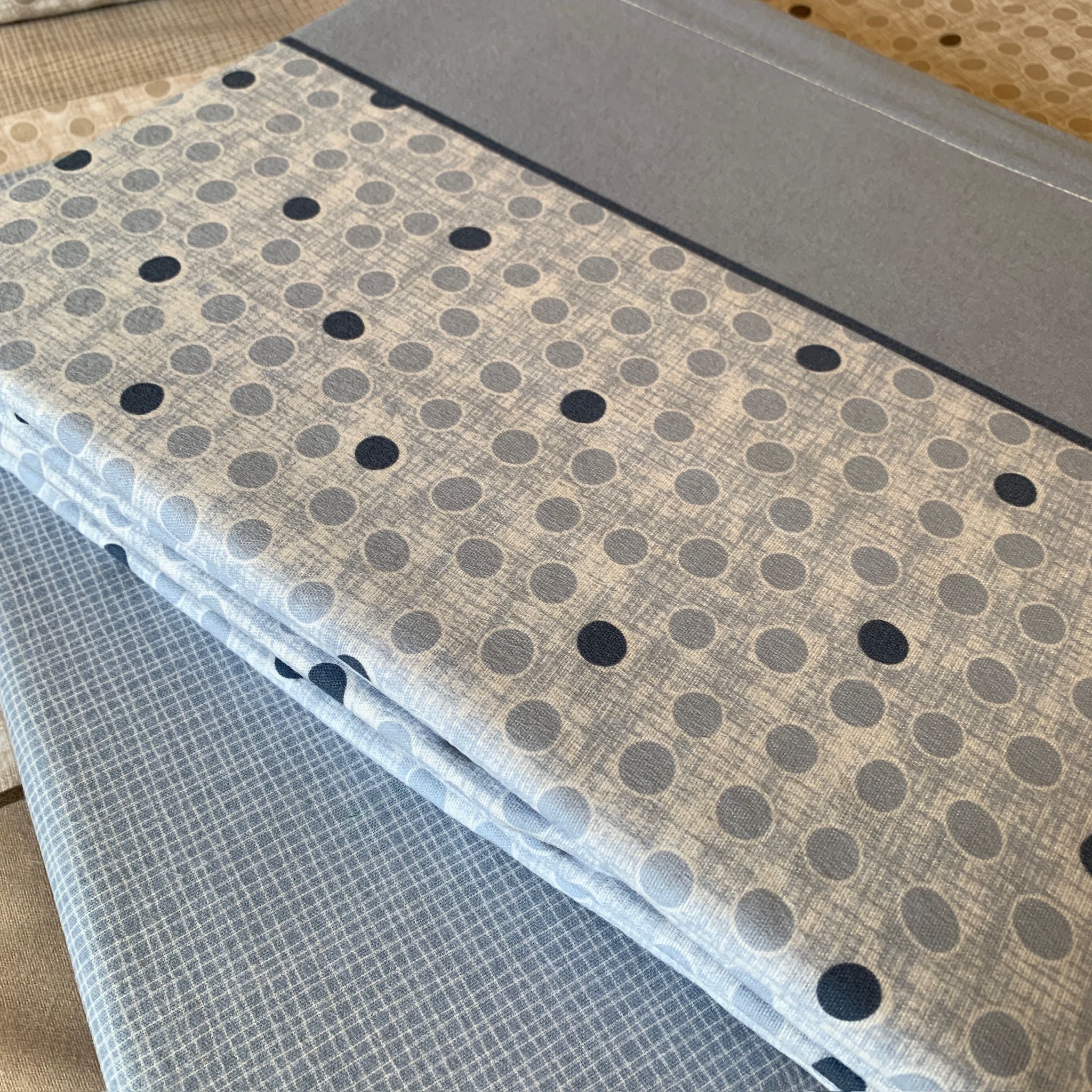 Lençóis de Cama de Flanela Aurora: Conjunto de lençóis de alta qualidade, fabricados em Portugal, disponíveis em várias medidas e designs. Feitos de algodão macio, proporcionam noites de sono luxuosas e confortáveis. Inclui opção para solteiro e personalização das fronhas. Excelente para quem procura conforto e estilo