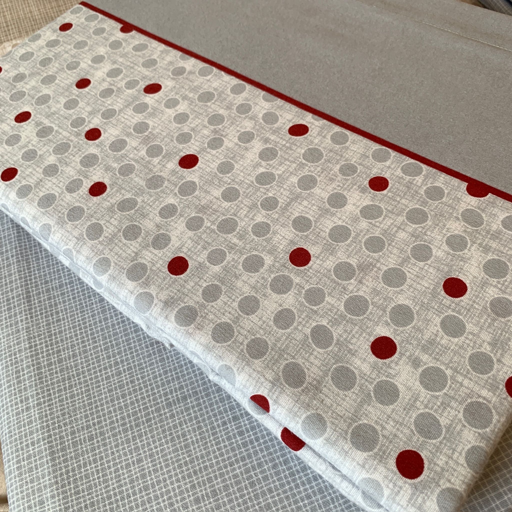 Lençóis de Cama de Flanela Aurora: Conjunto de lençóis de alta qualidade, fabricados em Portugal, disponíveis em várias medidas e designs. Feitos de algodão macio, proporcionam noites de sono luxuosas e confortáveis. Inclui opção para solteiro e personalização das fronhas. Excelente para quem procura conforto e estilo