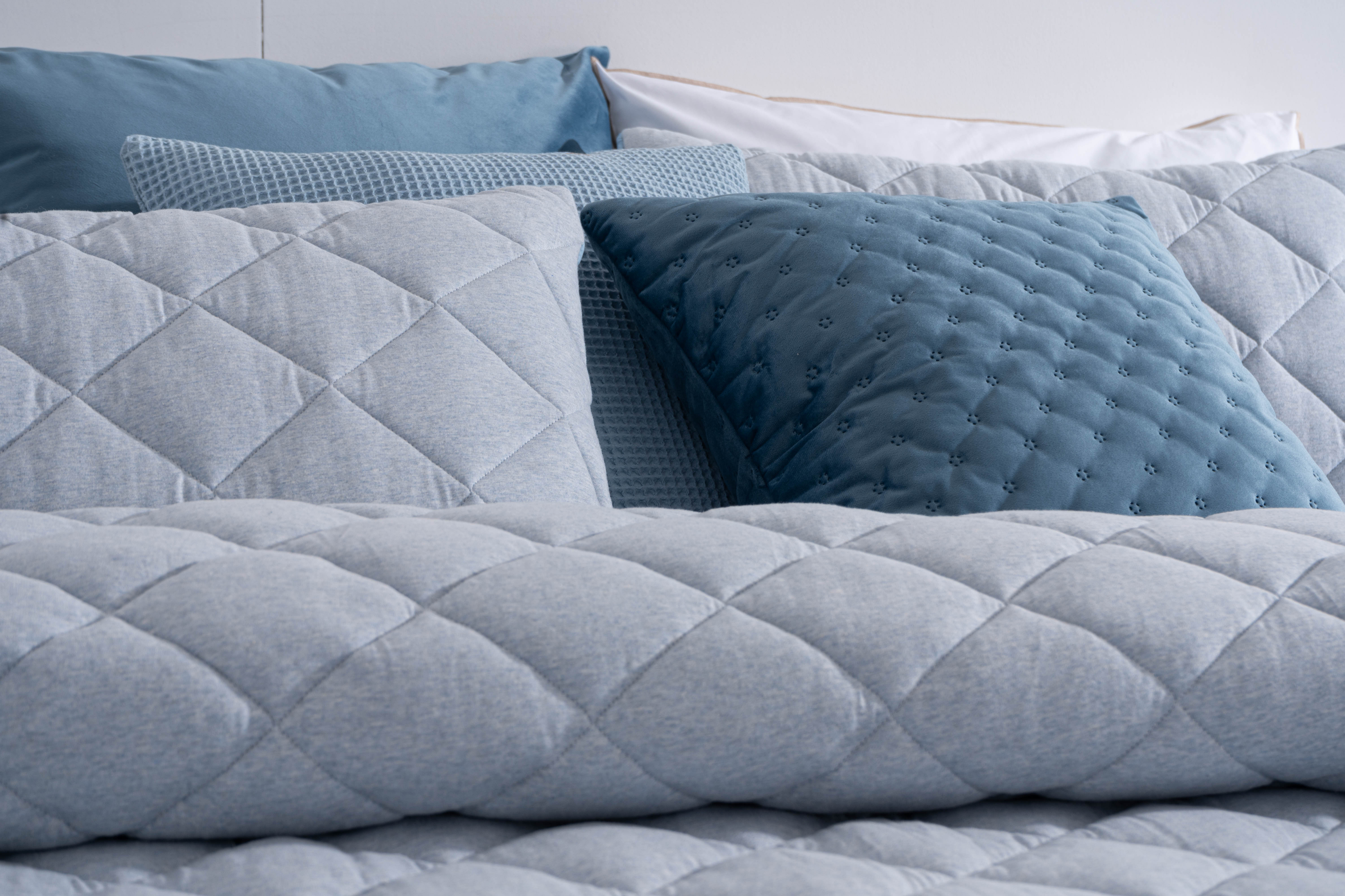 Edredom de Malha Jersey Baldi: Um edredom de alta qualidade feito de malha Jersey, conhecida por sua suavidade e elasticidade. Disponível em diversas cores e tamanhos, este edredom oferece noites de sono confortáveis e aconchegantes, independentemente das condições climáticas. Adicione um toque de luxo e conforto à sua cama com este edredom versátil e elegante