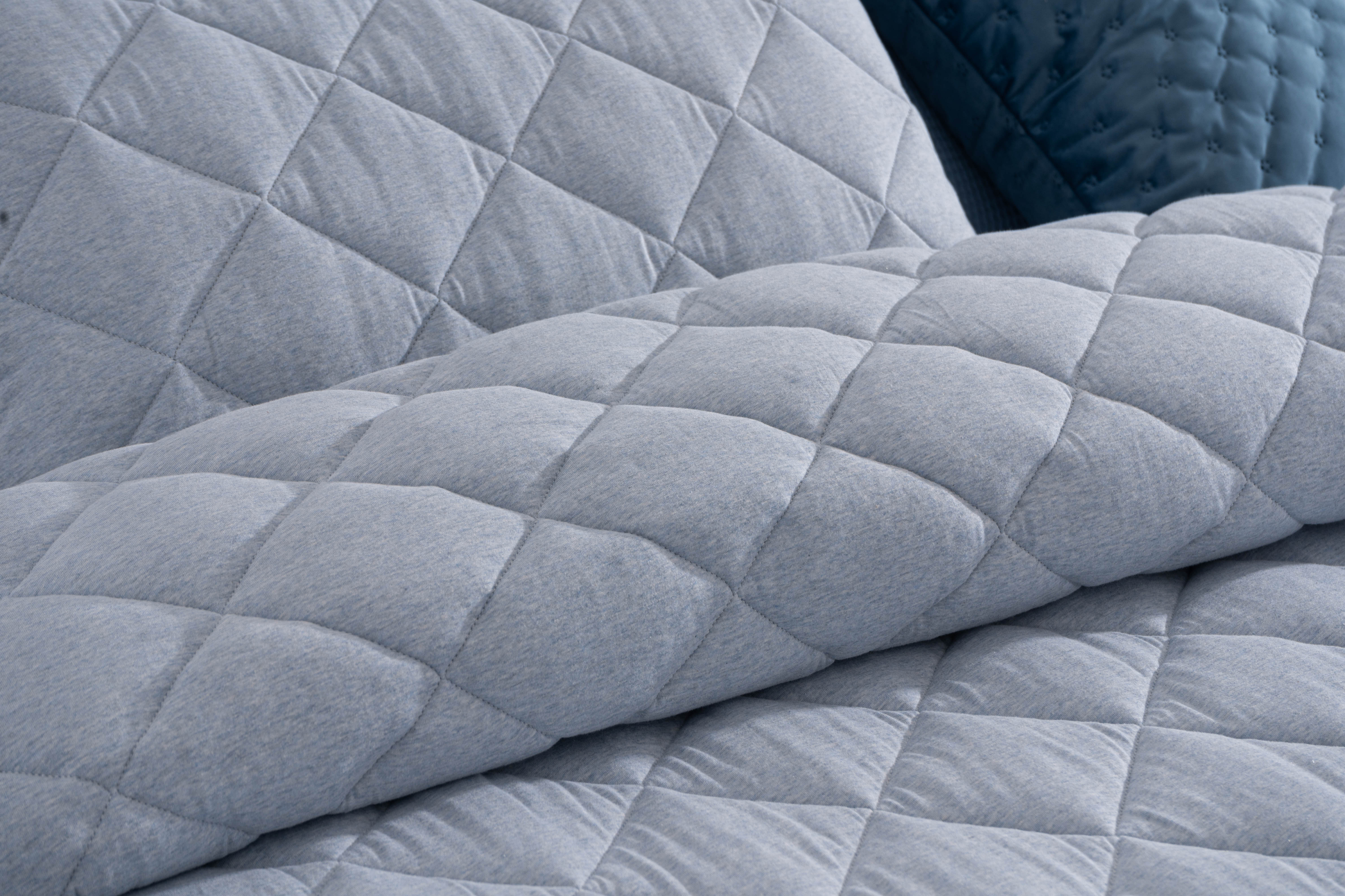 Edredom de Malha Jersey Baldi: Um edredom de alta qualidade feito de malha Jersey, conhecida por sua suavidade e elasticidade. Disponível em diversas cores e tamanhos, este edredom oferece noites de sono confortáveis e aconchegantes, independentemente das condições climáticas. Adicione um toque de luxo e conforto à sua cama com este edredom versátil e elegante