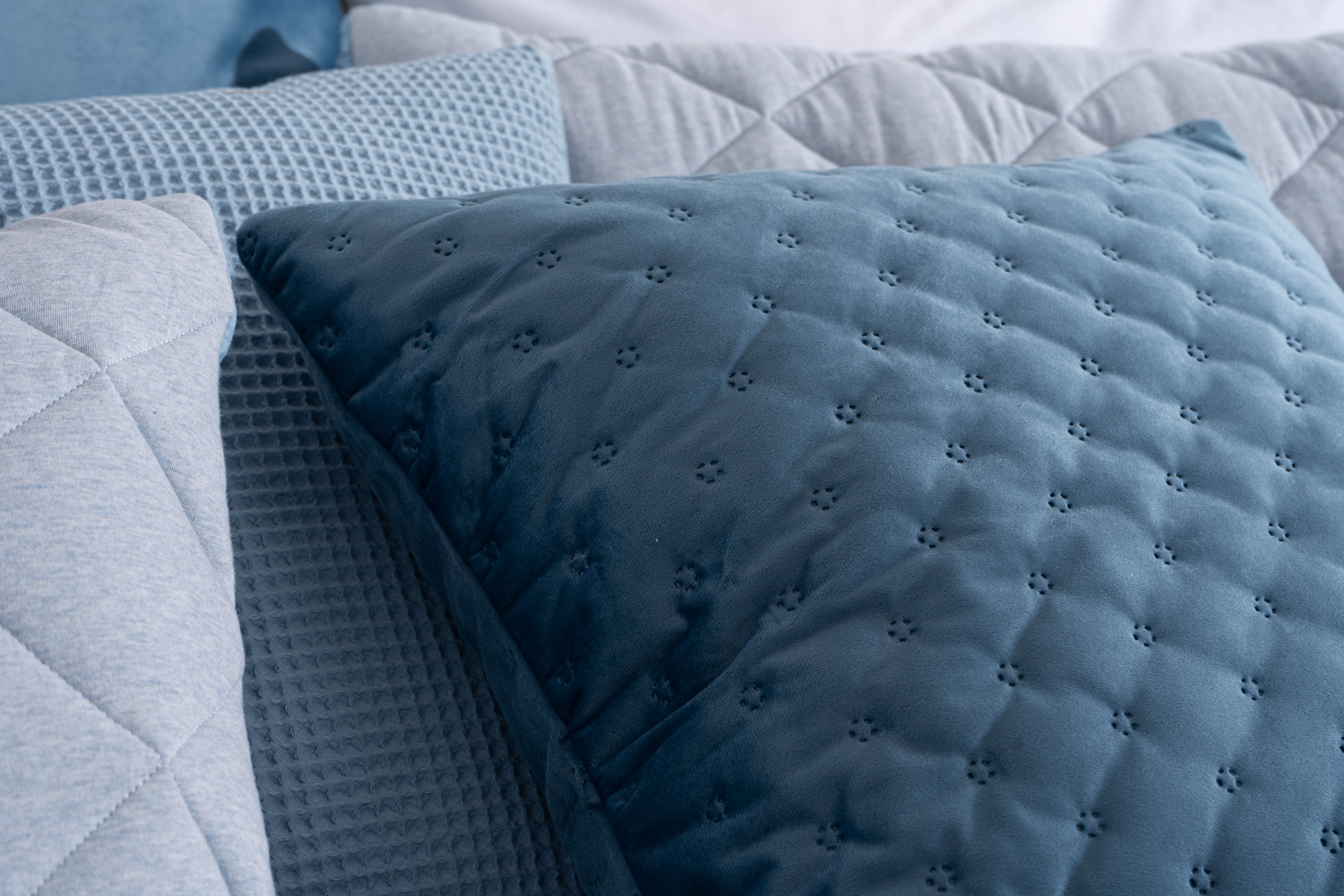 Edredom de Malha Jersey Baldi: Um edredom de alta qualidade feito de malha Jersey, conhecida por sua suavidade e elasticidade. Disponível em diversas cores e tamanhos, este edredom oferece noites de sono confortáveis e aconchegantes, independentemente das condições climáticas. Adicione um toque de luxo e conforto à sua cama com este edredom versátil e elegante