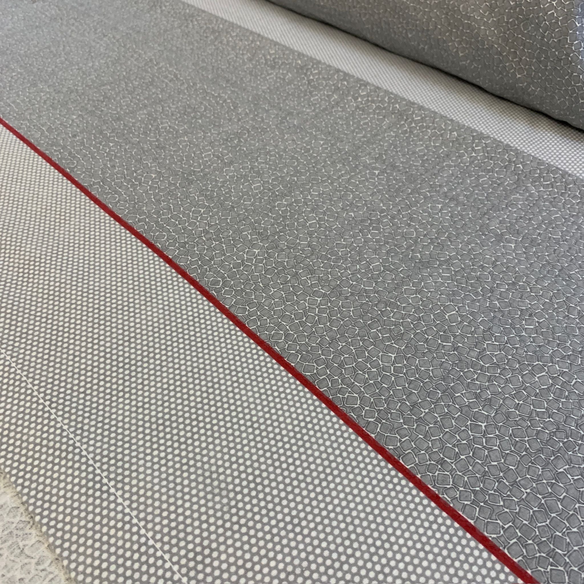 Os lençóis possuem um padrão de mosaicos e uma faixa de bolinhas, oferecendo uma estética elegante e um toque suave devido à flanela de algodão premium. Eles prometem sono de qualidade, durabilidade e um estilo sofisticado, ideal para quem valoriza excepcionalidade em roupa de cama.