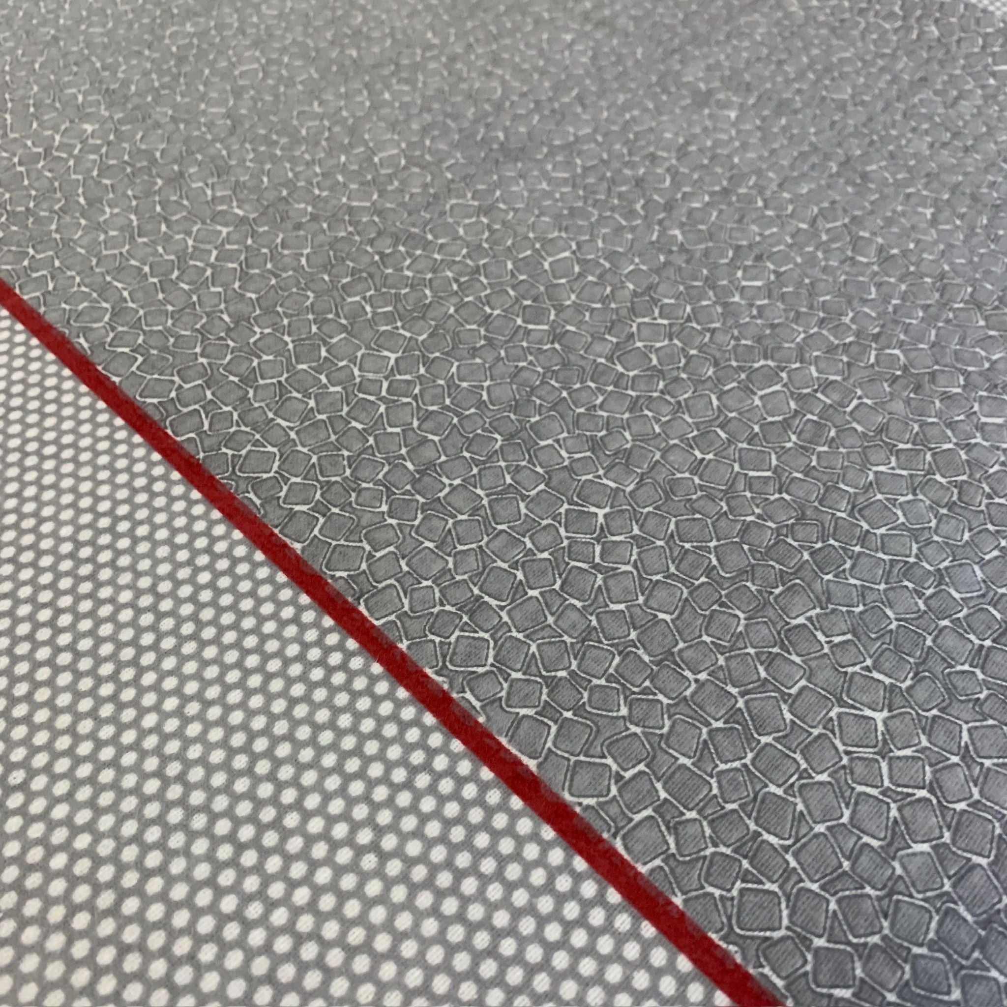 Os lençóis possuem um padrão de mosaicos e uma faixa de bolinhas, oferecendo uma estética elegante e um toque suave devido à flanela de algodão premium. Eles prometem sono de qualidade, durabilidade e um estilo sofisticado, ideal para quem valoriza excepcionalidade em roupa de cama.