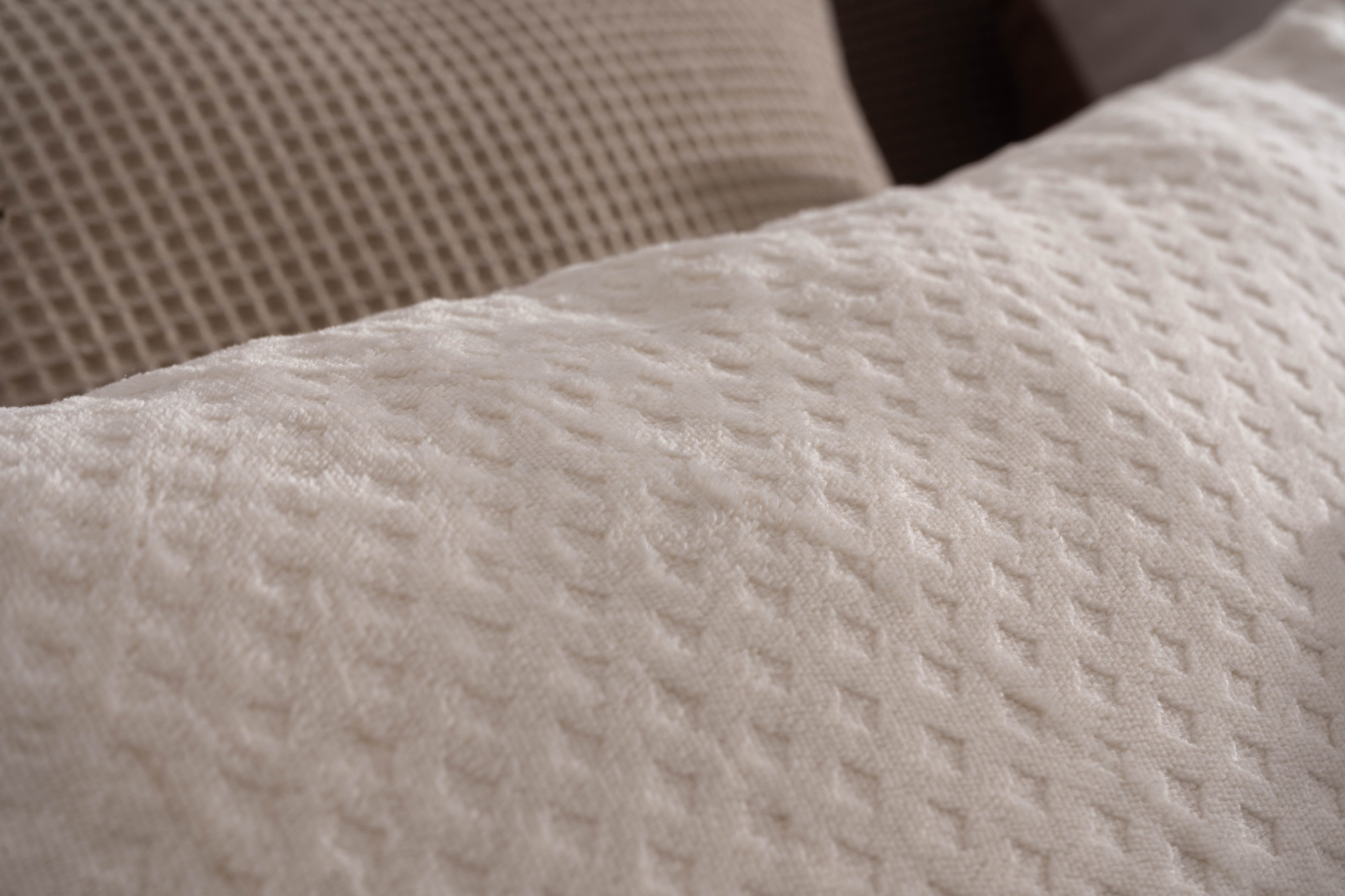 O "Edredom Jarju Interior com Sherpa" é uma escolha luxuosa para noites aconchegantes no outono e inverno. Com uma parte superior de veludo e interior de sherpa, é sinônimo de calor e conforto. Disponível em várias medidas e fabricado em Portugal para garantir qualidade. Transforme seu quarto em um refúgio aconchegante.