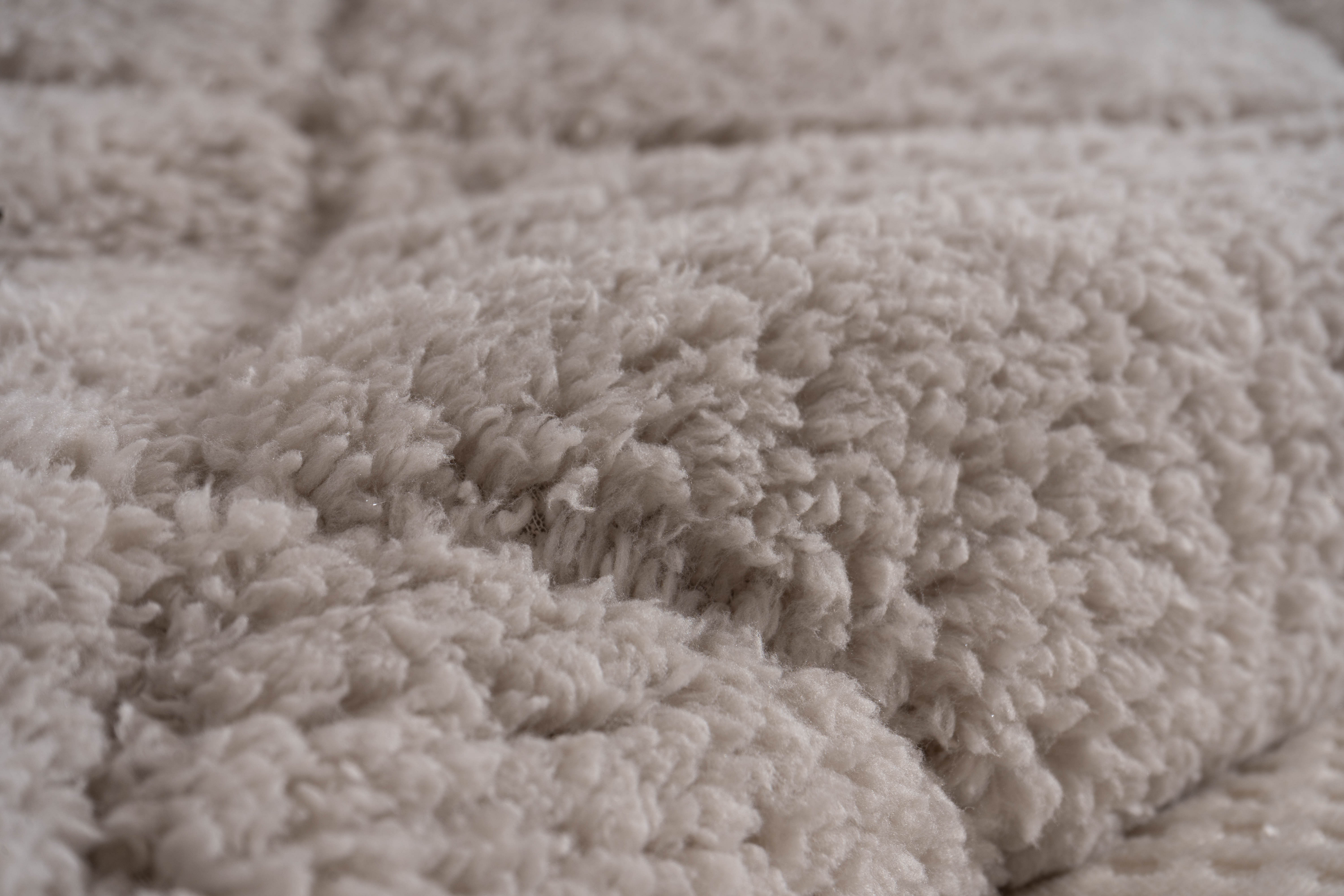 O "Edredom Jarju Interior com Sherpa" é uma escolha luxuosa para noites aconchegantes no outono e inverno. Com uma parte superior de veludo e interior de sherpa, é sinônimo de calor e conforto. Disponível em várias medidas e fabricado em Portugal para garantir qualidade. Transforme seu quarto em um refúgio aconchegante.