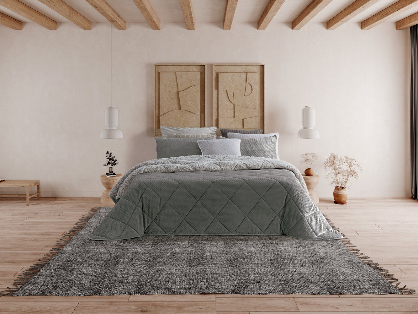 O "Edredom Jarju Interior com Sherpa" é uma escolha luxuosa para noites aconchegantes no outono e inverno. Com uma parte superior de veludo e interior de sherpa, é sinônimo de calor e conforto. Disponível em várias medidas e fabricado em Portugal para garantir qualidade. Transforme seu quarto em um refúgio aconchegante.