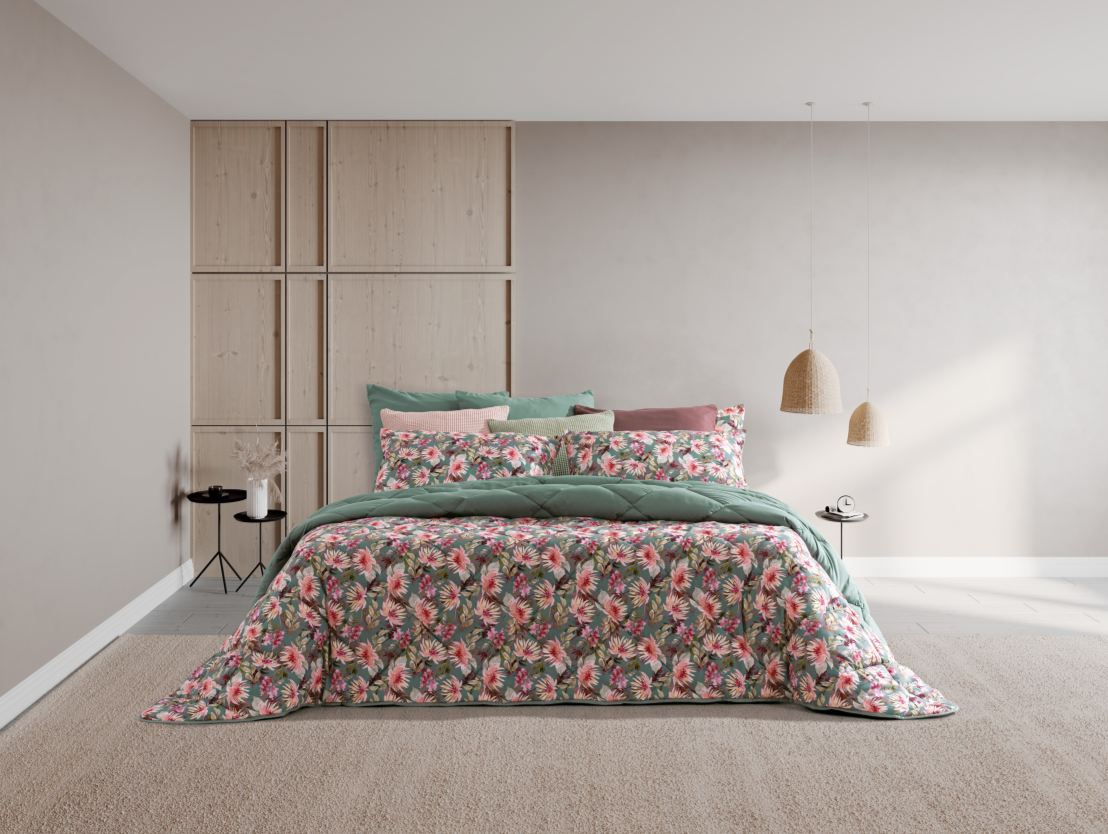 Edredom Nala: Um edredom encantador com fundo verde suave e flores em tons de rosa. Com enchimento de 200 g/m² e fabricado em Portugal, este edredom oferece charme e conforto. Perfeito para quem procura estilo e aconchego. Medidas King Size personalizadas disponíveis mediante pedido.