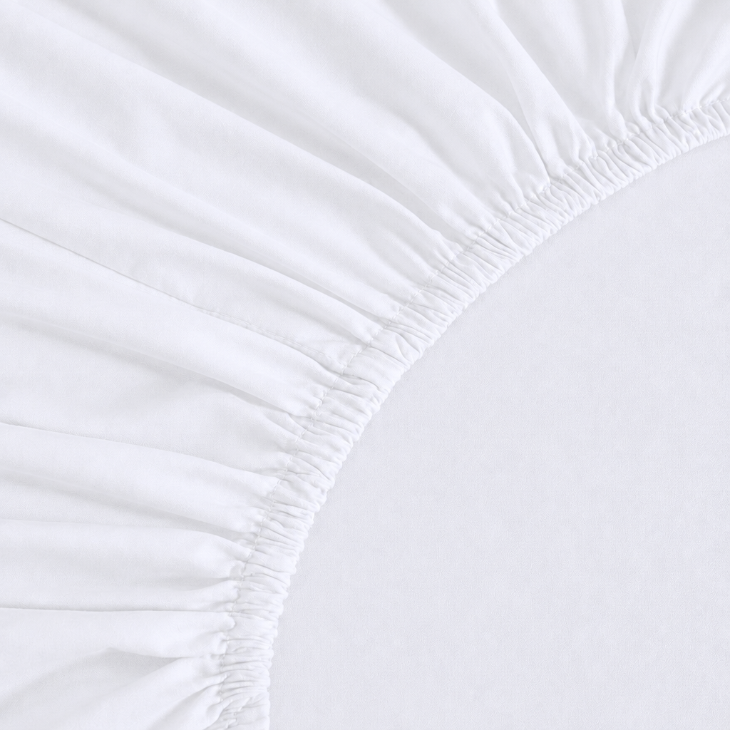 Detalhe do elástico franzido do lençol de baixo branco ajustável