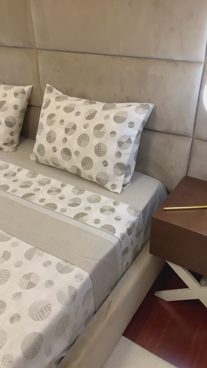 Este texto descreve os Lençóis de Flanela Lua, feitos em Portugal, enfatizando sua suavidade e qualidade superior. Detalha padrões distintos nos lençóis e fronhas personalizáveis, ressaltando o conforto luxuoso e o design exclusivo. Indica ser uma escolha premium em roupa de cama devido à sua fabricação e material de alta qualidade.
