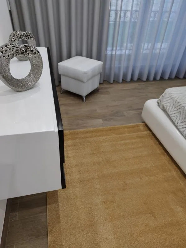 Tapete Liso Pelo Baixo Dourado - Monaco