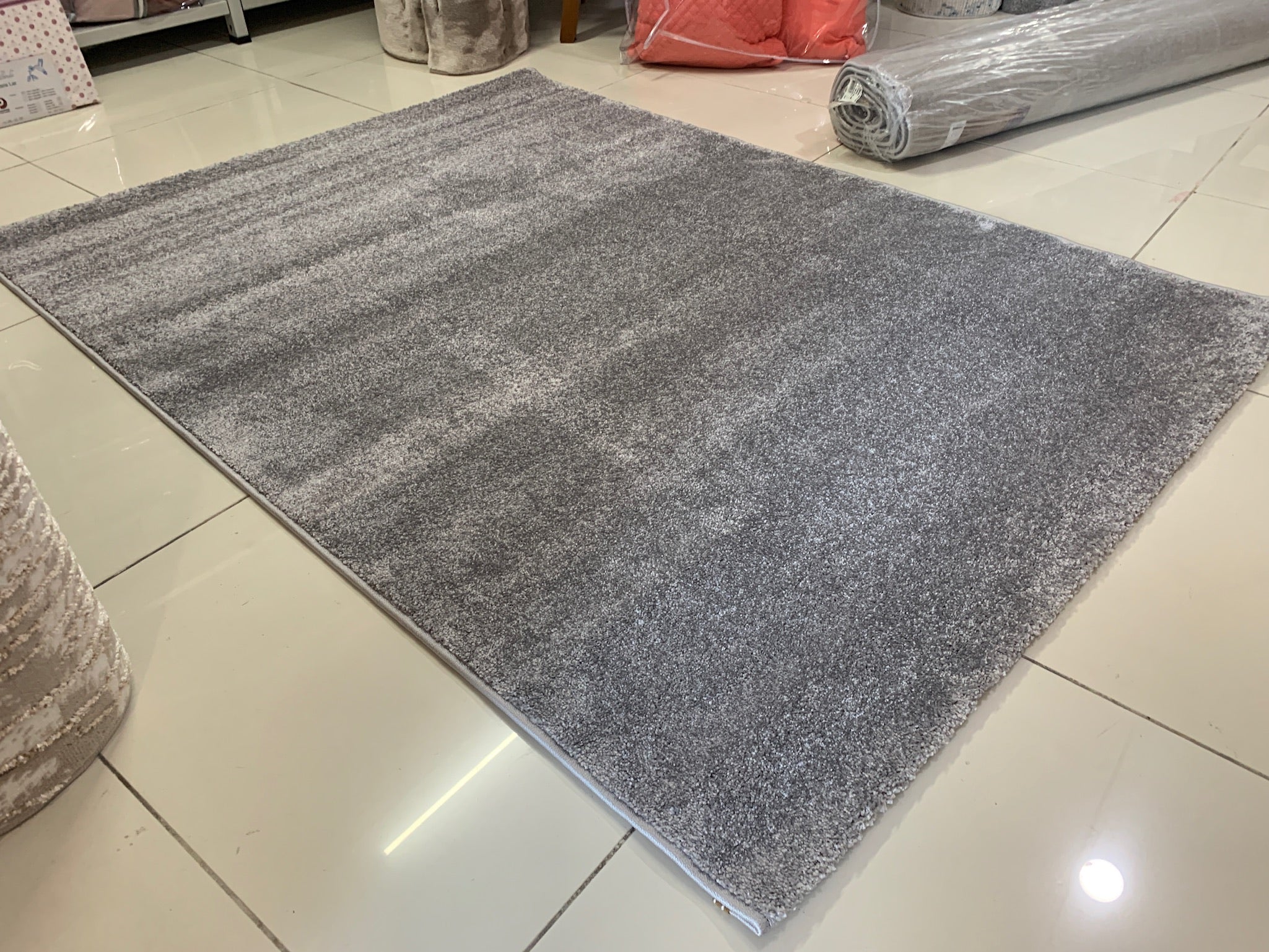 Tapete Liso Pelo Baixo Cinza Escuro - Monaco