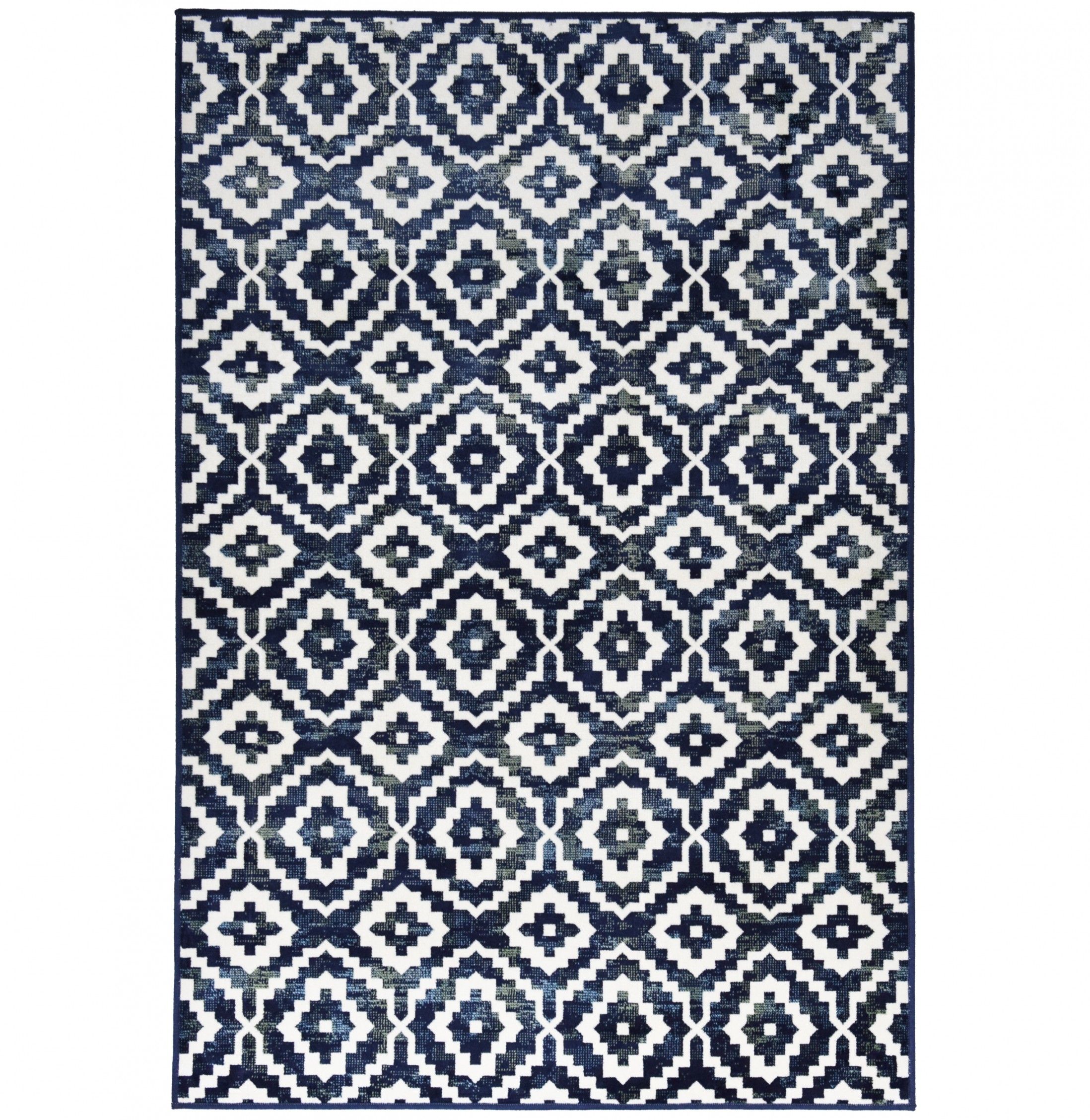 "Tapete Mosaico" é um tapete elegante com um design que lembra um mosaico em tons harmoniosos de azul e branco. Fabricado com 60% viscose e 40% algodão, tem uma espessura de 3 mm e pesa 0,58 kg. Este é um item decorativo leve e de textura suave.