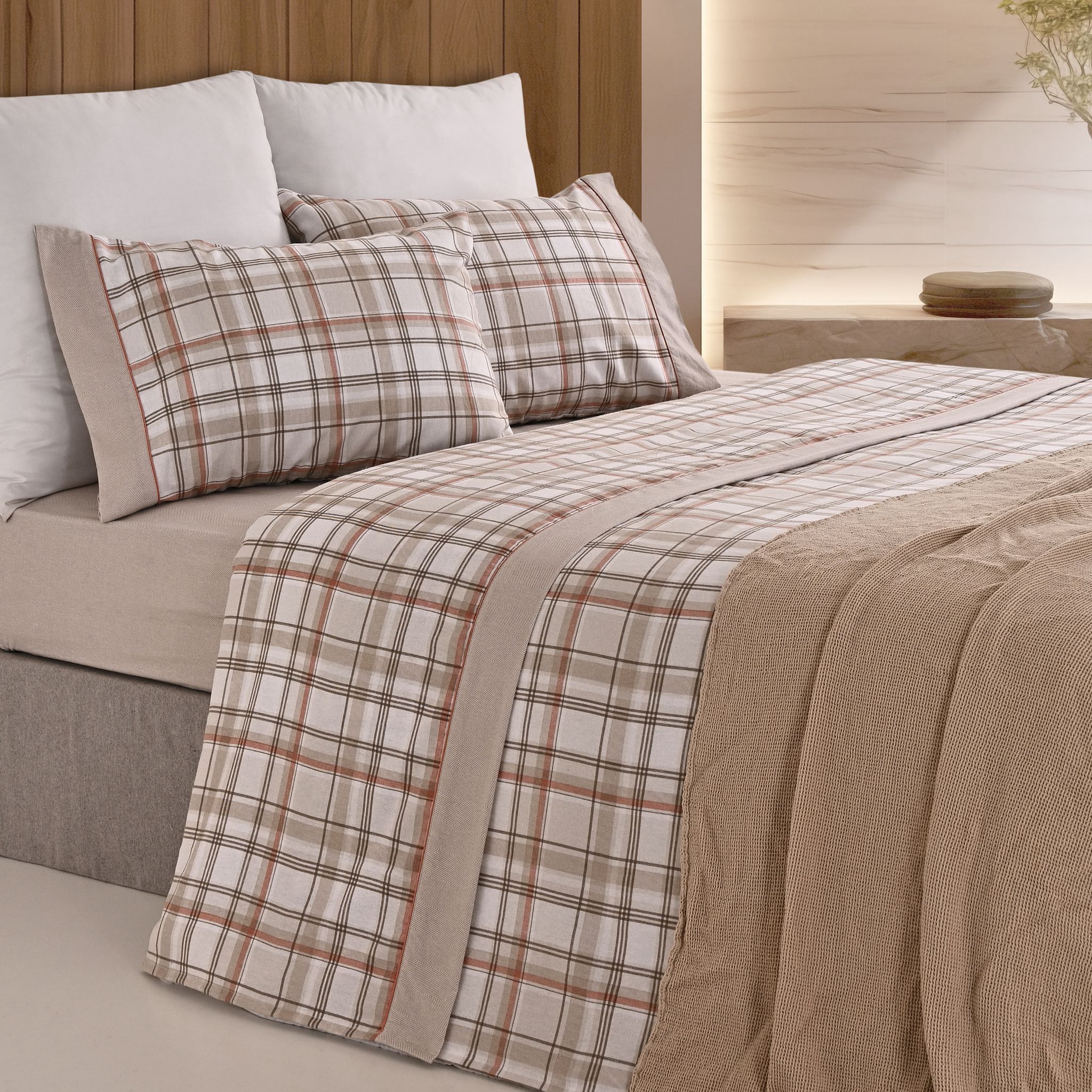 Jogo de Lençóis de Flanela Xadrez Bege em cama feita, padrão xadrez neutro e fronha a combinar.